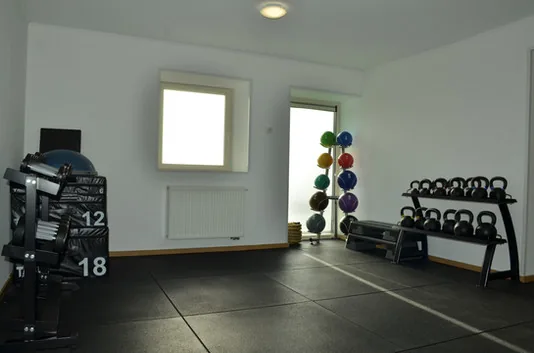 Salle de musculation équipée