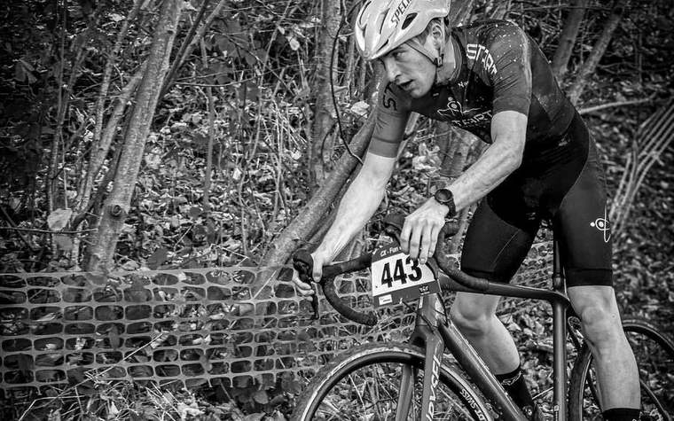 Cycliste en cyclo-cross à l'entraînement en forêt